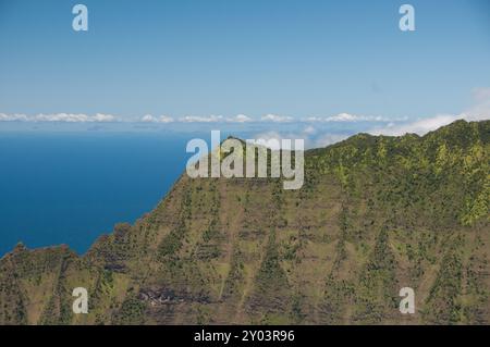 Le sommet de Waimea Canyon donnant sur l'océan Pacifique Banque D'Images