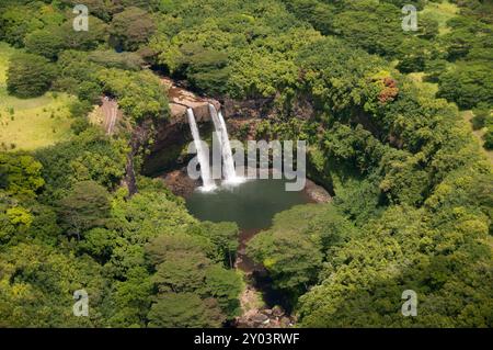 Double cascade Wailua Falls traverse la forêt sur Kauai Hawaii Banque D'Images