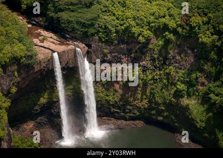 Double cascade Wailua Falls traverse la forêt sur Kauai Hawaii Banque D'Images