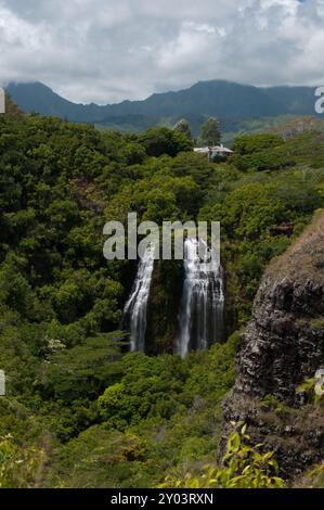 La double cascade Opaekaa Falls sur Kauai Hawaii Banque D'Images