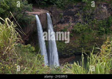 Double cascade Wailua Falls traverse la forêt sur Kauai Hawaii Banque D'Images