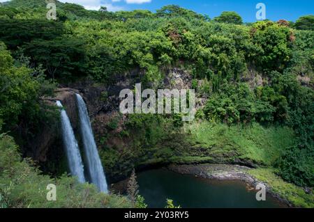 Double cascade Wailua Falls traverse la forêt sur Kauai Hawaii Banque D'Images