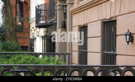 New York City Townhouse Building, quartier résidentiel de Brooklyn Heights, États-Unis. Architecture urbaine en grès brun, maison attenante. Immobilier aux États-Unis, propriété américaine, appartements et maisons à NYC. Banque D'Images