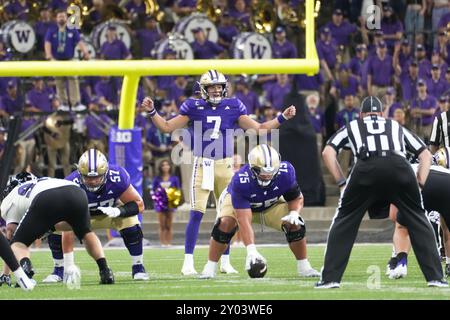 Seattle, États-Unis. 31 août 2024. Le quarterback des Huskies de Washington Will Rogers (7) dirige l'infraction dans le premier quart d'un match de football universitaire contre les Wildcats de Weber State au Husky Stadium de Seattle, Washington, le 31 août 2024. (Crédit photo Nate Koppelman/Sipa USA) crédit : Sipa USA/Alamy Live News Banque D'Images