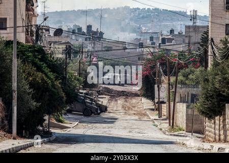 Jénine, Palestine. 31 août 2024. Des véhicules blindés israéliens gardent pendant une opération militaire dans le camp de réfugiés de Djénine en Cisjordanie. Crédit : SOPA images Limited/Alamy Live News Banque D'Images