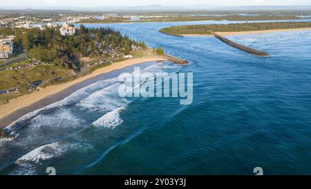 Vue aérienne de Town Beach et entrée de Hasting River à Port Macquarie - Nouvelle-Galles du Sud Australie - Port Macquarie est une destination touristique populaire. Banque D'Images