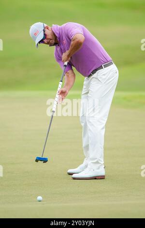 Atlanta, Géorgie, États-Unis. 31 août 2024. Adam Scott (AUS) lance le 18e green lors de la troisième manche du championnat de 2024 TOURS au East Lake Golf Club. (Crédit image : © Debby Wong/ZUMA Press Wire) USAGE ÉDITORIAL SEULEMENT! Non destiné à UN USAGE commercial ! Banque D'Images