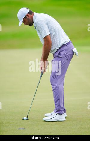 Atlanta, Géorgie, États-Unis. 31 août 2024. Scottie Scheffler lance le 18e green lors de la troisième manche du championnat 2024 au East Lake Golf Club. (Crédit image : © Debby Wong/ZUMA Press Wire) USAGE ÉDITORIAL SEULEMENT! Non destiné à UN USAGE commercial ! Banque D'Images