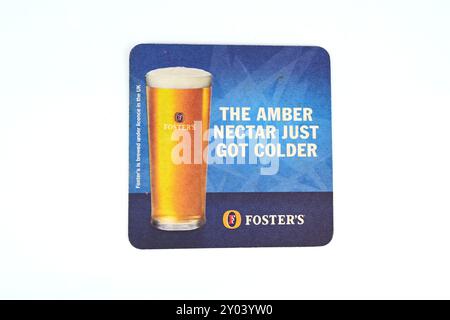 Vintage Foster’s Beer mat Coaster sur fond blanc – pays de Galles, Royaume-Uni – 30 août 2024 Banque D'Images
