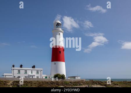 Le phare emblématique de Portland Bill dans le Dorset, au Royaume-Uni. Prise avec un ciel bleu et un nuage clair. il y a de l'espace pour copier le texte Banque D'Images