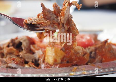 Assiette savoureuse et savoureuse composée de viande tendre accompagnée de légumes frais et de sauce Banque D'Images