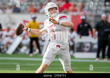31 août 2024 : le quarterback Matthew Sluka (3 ans) de l'UNLV Rebels lance une passe lors d'un match entre les rebelles de l'UNLV et les Cougars de Houston à Houston, au Texas. Trask Smith/CSM Banque D'Images