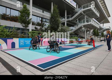 Paris, Paris, France. 31 août 2024. PARIS, FRANCE - AOÛT 31 : impressions, présentation du tennis en fauteuil roulant à côté de l'entrée principale - Jeux paralympiques d'été de Paris 2024 au Roland Garros le 31 août 2024 à Paris, France. (Crédit image : © Mathias Schulz/ZUMA Press Wire) USAGE ÉDITORIAL SEULEMENT! Non destiné à UN USAGE commercial ! Banque D'Images