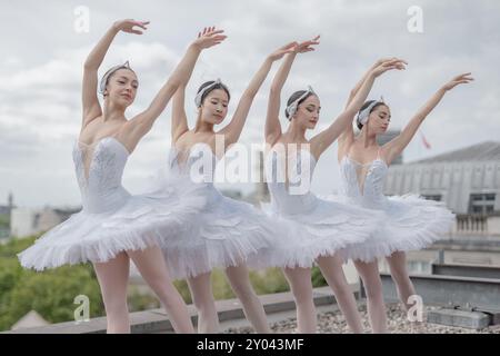 Les cygnets du Ballet de Géorgie posent pour des photos avant leur production somptueuse de deux semaines de Swan Lake au London Coliseum, au Royaume-Uni. Banque D'Images