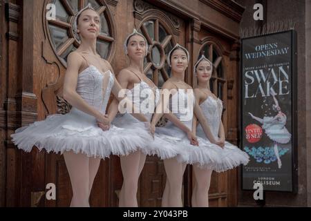 Les cygnets du Ballet de Géorgie posent pour des photos avant leur production somptueuse de deux semaines de Swan Lake au London Coliseum, au Royaume-Uni. Banque D'Images