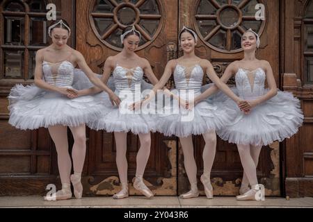 Les cygnets du Ballet de Géorgie posent pour des photos avant leur production somptueuse de deux semaines de Swan Lake au London Coliseum, au Royaume-Uni. Banque D'Images