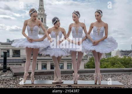 Les cygnets du Ballet de Géorgie posent pour des photos avant leur production somptueuse de deux semaines de Swan Lake au London Coliseum, au Royaume-Uni. Banque D'Images