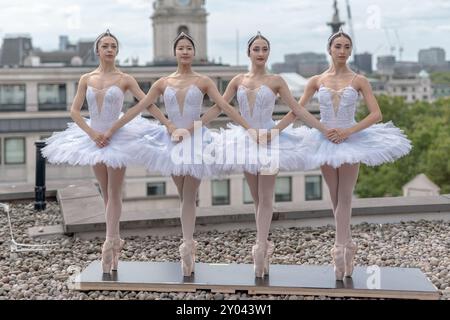 Les cygnets du Ballet de Géorgie posent pour des photos avant leur production somptueuse de deux semaines de Swan Lake au London Coliseum, au Royaume-Uni. Banque D'Images