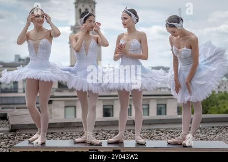 Les cygnets du Ballet de Géorgie posent pour des photos avant leur production somptueuse de deux semaines de Swan Lake au London Coliseum, au Royaume-Uni. Banque D'Images