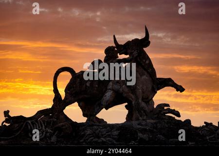 Statue sur la façade à l'entrée de l'ex Mattatoio à Testaccio, Rome Italie Banque D'Images