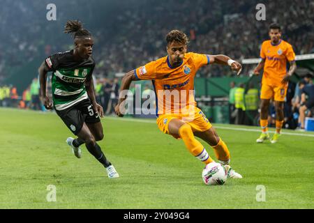 Lisbonne, Portugal. 31 août 2024. Geovany Quenda (G) du Sporting CP et Goncalo Borges (d) du FC Porto vus en action lors du match de football Liga Portugal Betclic entre le Sporting CP et le FC Porto au stade Estadio Alvalade XXI. (Score final : Sporting CP 2 - 0 FC Porto) (photo Hugo Amaral/SOPA images/SIPA USA) crédit : SIPA USA/Alamy Live News Banque D'Images