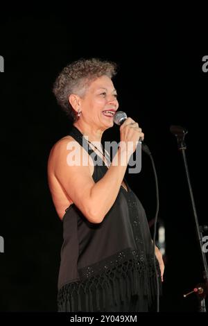 31 août 2024, Rome, Latium, Italie : Rosalia de Souza dans ''Nada sera Como Antes'' nouvelle œuvre qu'elle a présentée ce soir sur la scène du Parco del Celio au Colisée de Rome, dans le cadre du festival ''Jazz&image''. Formation : voix de Rosalia de Souza, flûtes Lorenzo Corsi, piano Palo Pavan, contrebasse Andrea Pochesce, batterie Pasquale Cataldi. (Crédit image : © Daniela Franceschelli/Pacific Press via ZUMA Press Wire) USAGE ÉDITORIAL SEULEMENT! Non destiné à UN USAGE commercial ! Banque D'Images