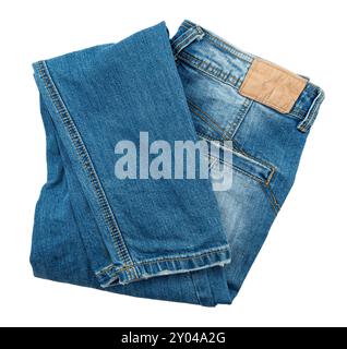 Jean bleu foncé plié sur fond blanc. Tissu. Les jeans isolent Banque D'Images