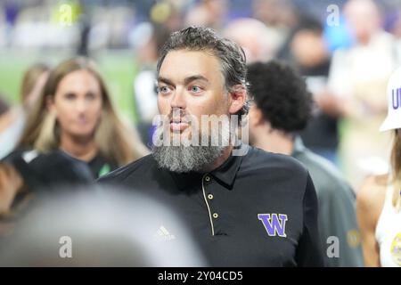 Seattle, États-Unis. 31 août 2024. Le coordinateur offensif des Huskies de Washington, Brennan Carroll, retourne aux vestiaires après un match de football universitaire contre les Wildcats de Weber State au Husky Stadium de Seattle, Washington, le 31 août 2024. (Crédit photo Nate Koppelman/Sipa USA) crédit : Sipa USA/Alamy Live News Banque D'Images