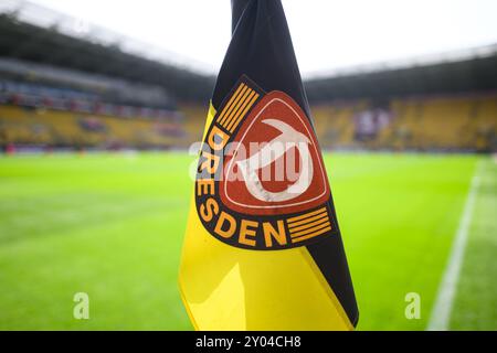 Dresde, Allemagne. 31 août 2024. Football : 3e ligue, SG Dynamo Dresde - VfB Stuttgart II, journée 4, Rudolf-Harbig-Stadion, le logo du Dynamo Dresde peut être vu sur un drapeau d'angle. Crédit : Robert Michael/dpa/Alamy Live News Banque D'Images