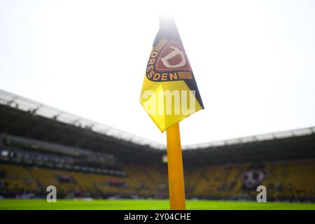 Dresde, Allemagne. 31 août 2024. Football : 3e ligue, SG Dynamo Dresde - VfB Stuttgart II, journée 4, Rudolf-Harbig-Stadion, le logo du Dynamo Dresde peut être vu sur un drapeau d'angle. Crédit : Robert Michael/dpa/Alamy Live News Banque D'Images