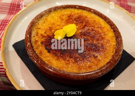 crème brûlée dessert français fou de crème anglaise avec du sucre carmelisé sur le dessus Banque D'Images