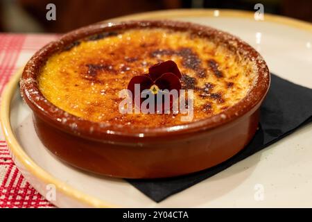 crème brûlée dessert français fou de crème anglaise avec du sucre carmelisé sur le dessus Banque D'Images