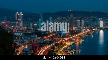 Vue sur la baie d'Izmir dans la soirée depuis la haute colline de Bayrakli. Exposition longue, faible luminosité. Banque D'Images