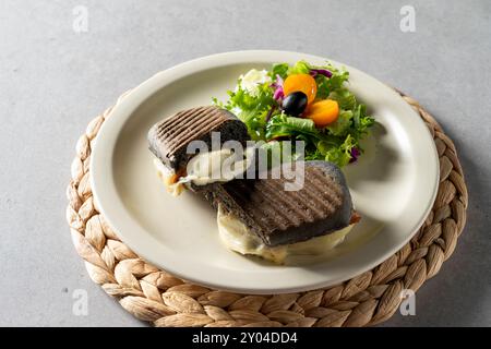 Pomme de terre, bacon, panini, crevettes, salade, jambon, fromage, ciabata, tarte aux œufs, gâteau, hamburger steak, glace, latte, citron, ade, Banque D'Images