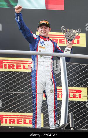 Monza, Italie. 1er septembre 2024. FORNAROLI Leonardo (ita), Trident, Dallara F3 2019, portrait du podium lors de la 10ème manche du Championnat FIA de formule 3 2024 du 30 août au 1er septembre 2024 sur l'Autodromo Nazionale Monza, à Monza, Italie - photo Xavi Bonilla/DPPI crédit : DPPI Media/Alamy Live News Banque D'Images