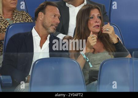 Rome, Italie 31.08.2024 : lors de la commémoration de l'entraîneur du Latium Sven Goran Eriksson, la femme de Sinisa Mihajlovic, Arianna Ramaccioni, s'émeut avec son ancienne coéquipière Marcolin avant le championnat italien de football Serie A Enilive 2024-2025 match SS Lazio vs AC Milan au Stadio Olimpico à Rome le 31 août 2024. Banque D'Images