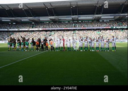 Les enfants qui courent sur le terrain portent une chemise avec l'imprimé 'Merci Wili' et se souviennent du défunt Willi Lemke, souvenir des morts, général, caractéristique, motif marginal, photo symbolique, chorégraphie, football 1ère Bundesliga, 2ème journée, SV Werder Brême (HB) - Borussia Dortmund (DO) 0:0 sur 31.08.2024 à Brême/Allemagne. Les règlements du LDF interdisent toute utilisation de photographies comme séquences d'images et/ou quasi-vidéo Banque D'Images