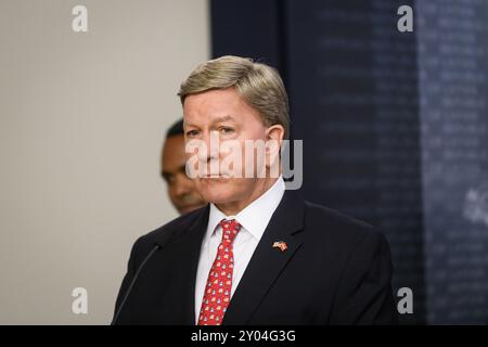 RIGA, LETTONIE. 30 août 2024. Mike Rogers, représentant du Sénat américain de l'Alabama. Délégation de sénateurs et de membres du Congrès conduite par le sénateur américain Mark Kelly, lors d'un point de presse après une rencontre avec Evika Silina, premier ministre de Lettonie. Banque D'Images