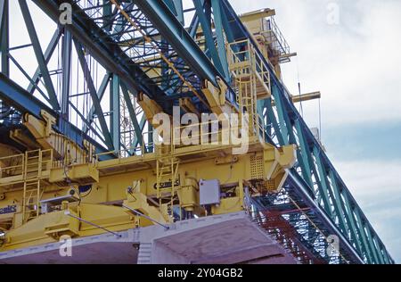 Support de portique de viaduc au-dessus d'une section de viaduc Banque D'Images