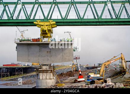 Support de portique de viaduc au-dessus d'une section de viaduc Banque D'Images