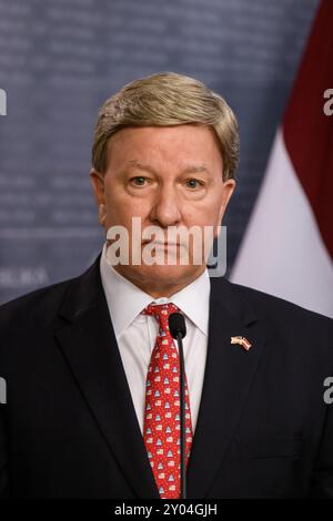 RIGA, LETTONIE. 30 août 2024. Mike Rogers, représentant du Sénat américain de l'Alabama. Délégation de sénateurs et de membres du Congrès conduite par le sénateur américain Mark Kelly, lors d'un point de presse après une rencontre avec Evika Silina, premier ministre de Lettonie. Banque D'Images