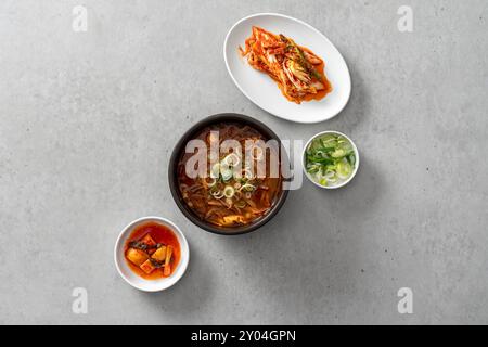 Plat coréen tête de bœuf gukbap, porc bouilli, bœuf, yukgyejang, accompagnements Banque D'Images