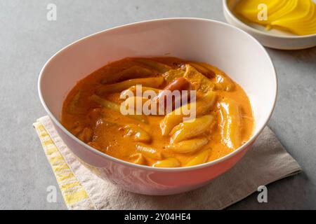 Tteokbokki, rose tteokbokki, aliments frits, Pache tteokbokki, snack, ragoût de gâteau de riz plat coréen Banque D'Images