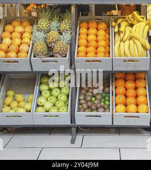 Cageots de fruits frais au bar à jus Banque D'Images