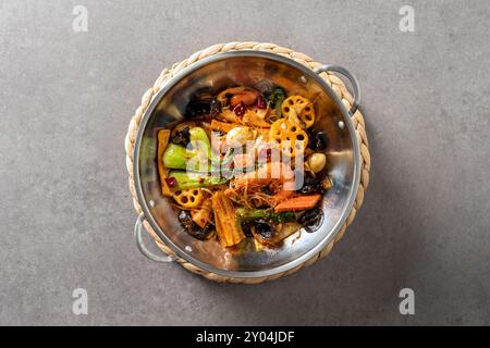 Chinois, malatang, gueroborou, nouilles froides de sarrasin, pain de fleur, boulettes bouillies, épicées Banque D'Images