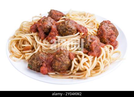 Spaghetti aux Boulettes de viande et de la sauce tomate (close-up shot) isolé sur fond blanc Banque D'Images