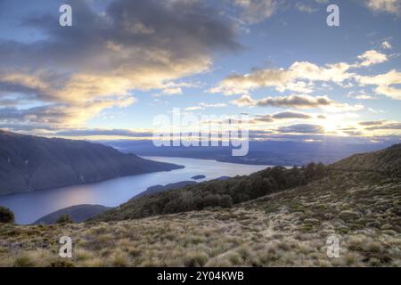 Coucher de soleil sur le lac Te Anau sur la Kepler Track sur l'île du Sud en Nouvelle Zélande Banque D'Images