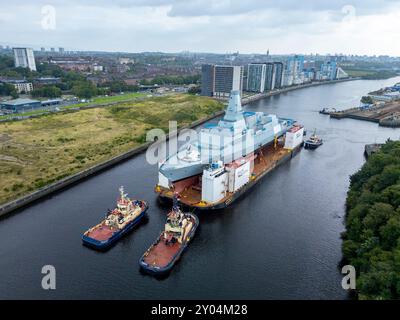 Glasgow, Écosse, Royaume-Uni. 30 août 2024. La frégate HMS Cardiff type 26 est lancée sur barge au chantier naval BAE Systems à Govan, GlasgowPic ; Iain Masterton Banque D'Images