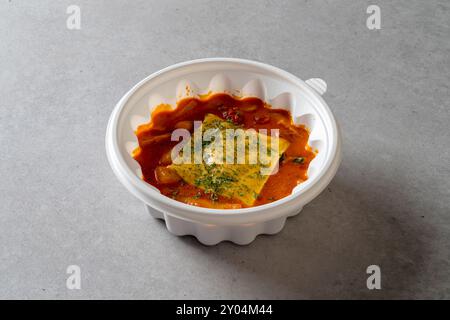 Soupe de gâteau de poisson, tteokbokki, crêpe de pommes de terre épicée, frites de poivron rouge, fromage, pommes de terre, œufs de poisson volants, boulettes de riz, thon, mayonnaise, poulet Banque D'Images