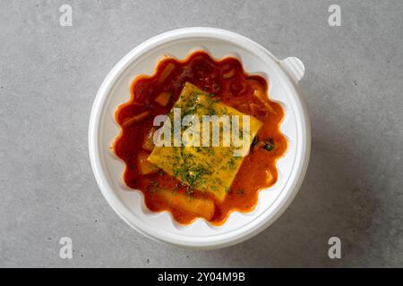 Soupe de gâteau de poisson, tteokbokki, crêpe de pommes de terre épicée, frites de poivron rouge, fromage, pommes de terre, œufs de poisson volants, boulettes de riz, thon, mayonnaise, poulet Banque D'Images